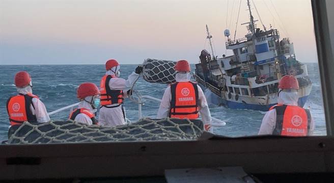 彰化外海滔天巨浪外籍大貨輪傾，海巡疾馳救援7船員。（海巡署第四巡防區提供／吳敏菁彰化傳真）