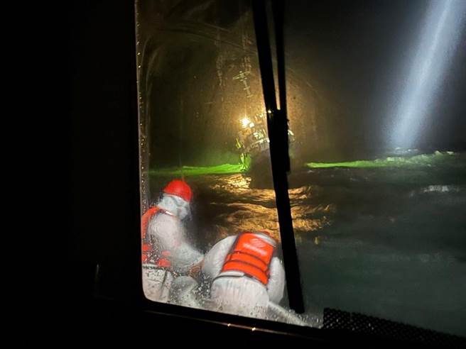 彰化外海滔天巨浪外籍大貨輪傾，海巡疾馳救援7船員。（海巡署第四巡防區提供／吳敏菁彰化傳真）