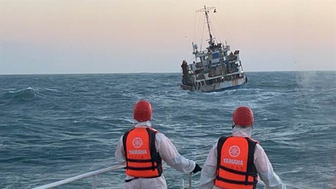 彰化外海滔天巨浪外籍大貨輪傾，海巡疾馳救援7船員。（海巡署第四巡防區提供／吳敏菁彰化傳真）