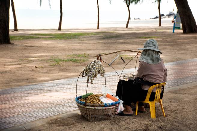 一名男网友分享，日前遇上的卖红茶阿嬷嘴很甜，很会做生意。（示意图／Shutterstock）