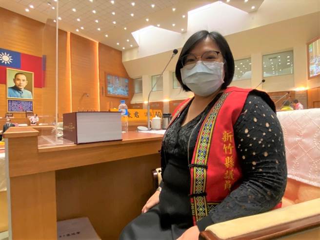 新竹县议员林秉君3年前在议会就职前4小时生下3宝，蔚为话题，29日挺着35周的孕肚，聆听施政报告，即将在下月生产、晋升4宝妈。（庄旻静摄）