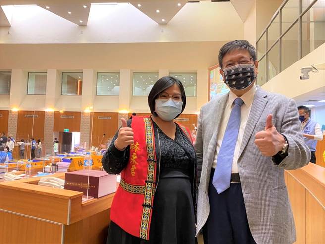 新竹县长杨文科（右）恭喜议员林秉君（左），也鼓励青年生养。（庄旻静摄）