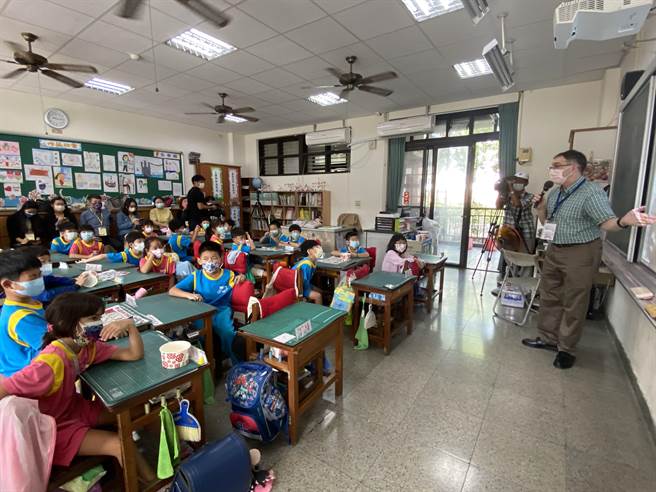 西门实小推动双语教学6年，学生课堂上以英语和老师对话成为日常。(曹婷婷摄)