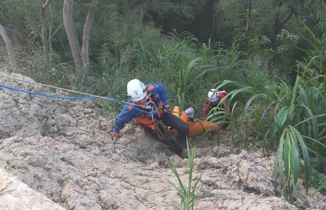     苗栗縣西湖鄉郭姓男子29日駕駛自小客車行經苗28線路段，失控連人帶車翻落深約50公尺邊坡，警消獲報立即到場救援，利用繩索冒險攀降，將郭男拉回路面送醫救治。（中央社提供）