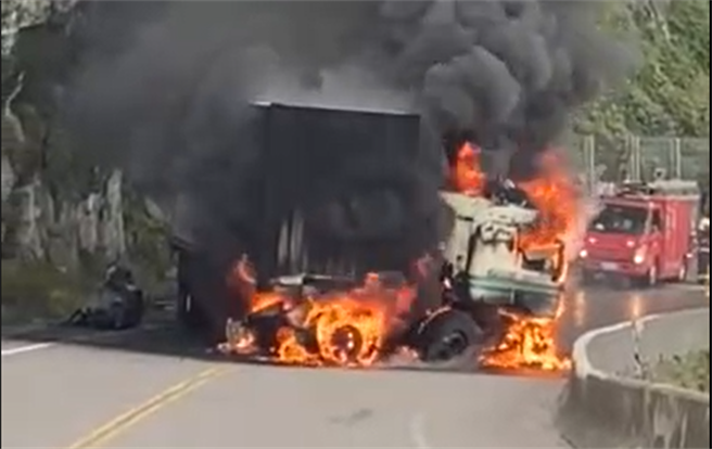 台二線鼻頭段貨櫃車自撞爆炸起火，警消封路搶救。(翻攝記者爆料網)