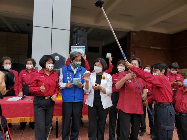 县长张丽善（左三）上任后积极募集住警器，迄今已装完13万1878颗，比率达74.5％，右二是防火宣导大队长蔡秋敏，她示范如何安装。（周丽兰摄）