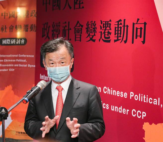 陆委会主委邱太三29日出席「中国大陆政经社会变迁动向」国际研讨会受访，透露目前政府研议，在疫情缓和后将逐步放宽两岸交流管制，但仍需由中央疫情流行指挥中心评估。（罗永铭摄）