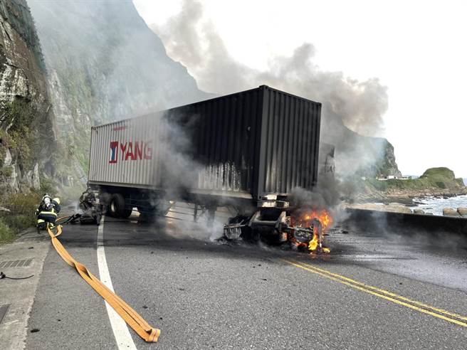 曳引车车头起火，驾驶逃生无受伤。（警方提供）