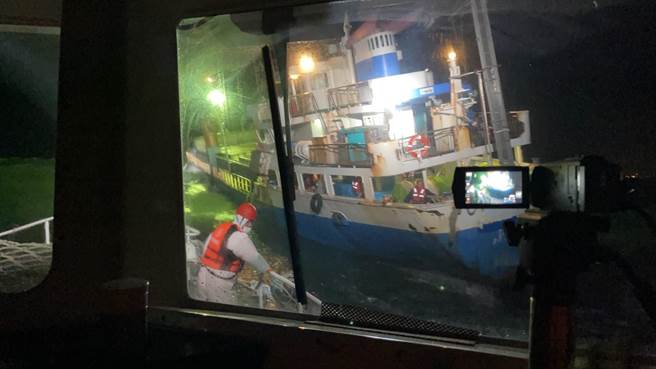 獅子山籍雜貨輪「幸運」號於彰化外海有沉船之虞，海巡獲報後馳援，順利救援7船員。（海巡署中部分署提供／陳淑娥台中傳真）