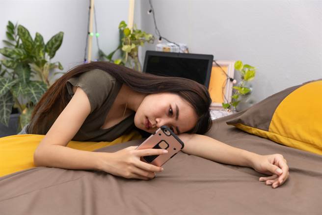 女大生以为自己抽中艺FUN券，却在登记时做错1动作酿悲剧。（图／shutterstock）