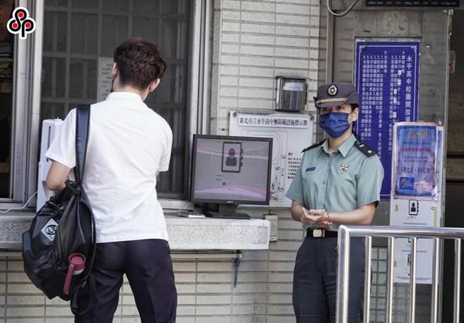 军公教明年调薪4％，所需经费314亿，这是蔡政府任内第二度替军公教调薪，也是25年军公教调薪幅度最高的一次。图为上学时间教官在校园引导学生。(本报资料照)