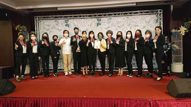 中華民國指甲彩繪美容職業工會聯合會理事長紀皖珍（中間米色外套者）授證書，給未來取得官方認可測驗的工會評審。（程炳璋攝）