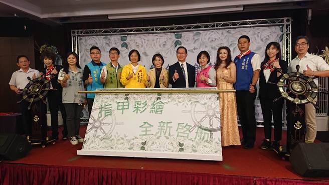 中華民國指甲彩繪美容職業工會聯合會理事長紀皖珍（中間米色外套）推廣取得勞動部認可的美甲業證照考試，不少台南市民代受邀參加。（程炳璋攝）