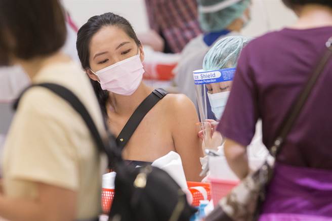 指挥中心今宣布第13轮疫苗预约、施打日。（杜宜谙摄）