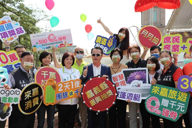 嘉義縣消費振興券抽獎，最大獎是市價500萬元的輕豪宅，日前縣府再加碼一艘142萬元敞篷遊艇，總計超過千個獎項。（呂妍庭攝）