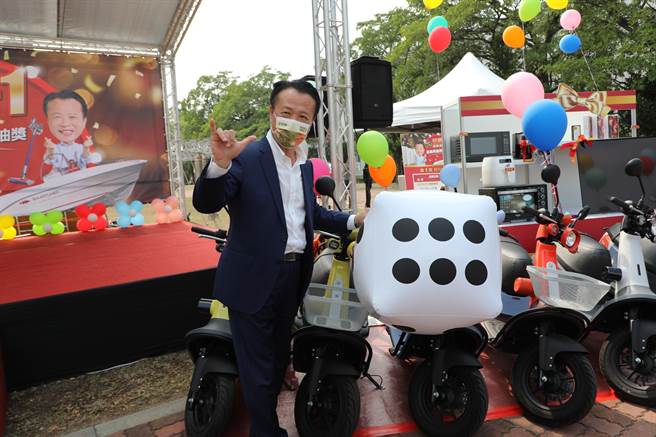 嘉義縣長翁章梁再加碼，以擲骰子方式擲出6輛Gogoro電動機車，要在11月15日抽獎時送出。（呂妍庭攝）