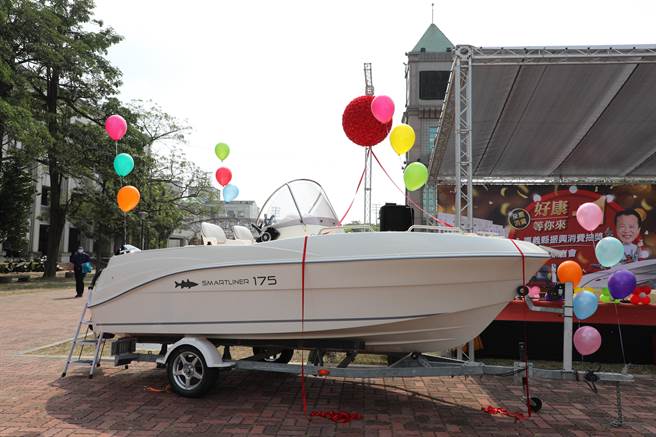 嘉義縣消費振興券抽獎，最大獎是市價500萬元的輕豪宅，日前縣府再加碼一艘142萬元敞篷遊艇。（呂妍庭攝）