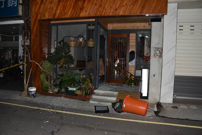 苗栗市1家餐酒館日前遭離職廚師砸破落地玻璃窗報復。（讀者提供／謝明俊苗栗傳真）