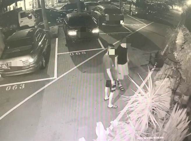 傅姓男子夥同友人砸破餐酒館落地玻璃門窗，過程被監視錄得一清二楚。（讀者提供／謝明俊苗栗傳真）