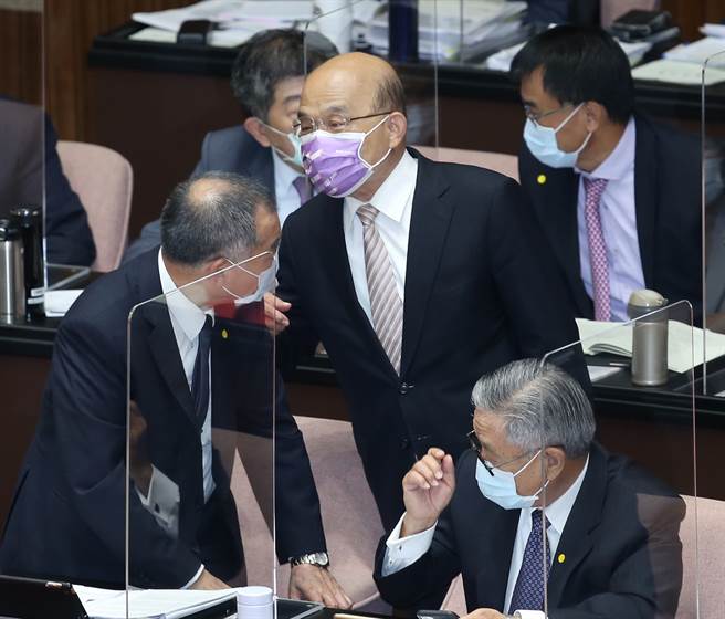 邱國正起身，蘇貞昌繼續盯著邱的頭頂。（姚志平攝）