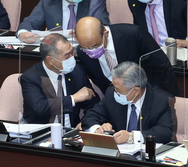 邱國正向蘇貞昌報告。（姚志平攝）