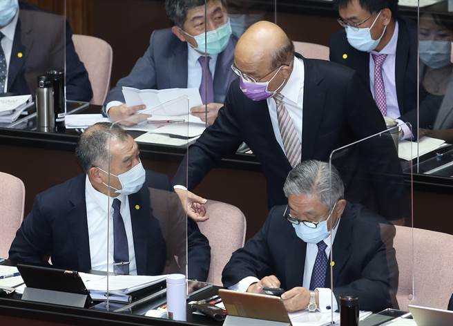 蘇貞昌碰了一下邱國正的臂膀關心。（姚志平攝）