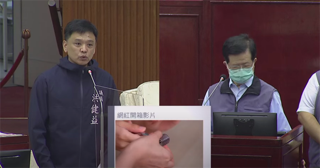 台北市議員洪健益（左）29日在議會警衛部門質詢，網路募資平台產品疑有療效。（摘自台北市議會網站）