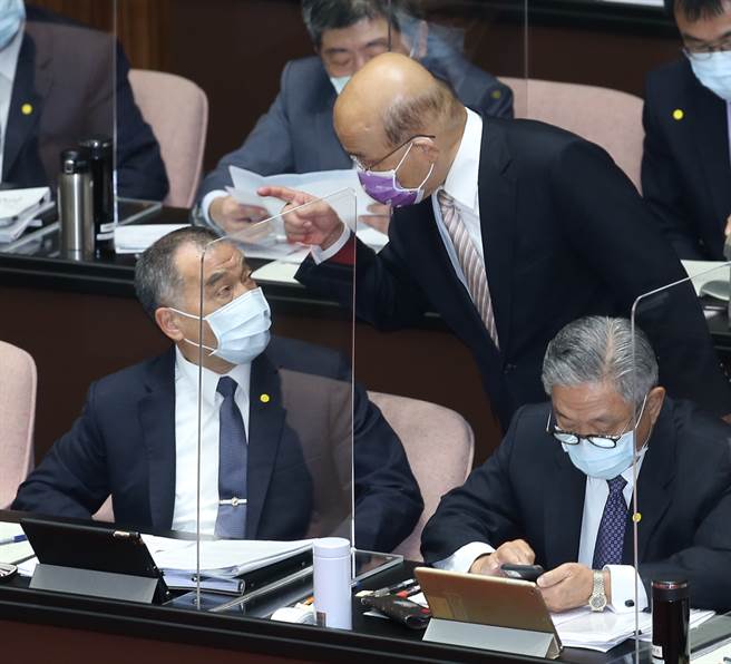 蘇貞昌彎腰詢問邱國正頭頂禿的情況。（姚志平攝）