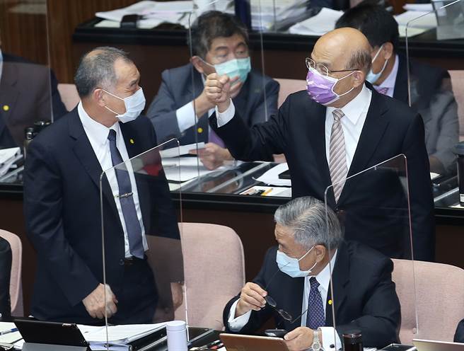 蘇貞昌握著拳頭向他打氣加油。（姚志平攝）