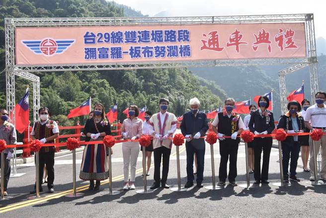 高雄城中城大火行政调查报告，蓝营质疑市长陈其迈躲避，将今天行程安排前往那玛夏区参加台29线双连堀路段瀰富罗桥-板布努澜桥通车等行程。(林雅惠摄)