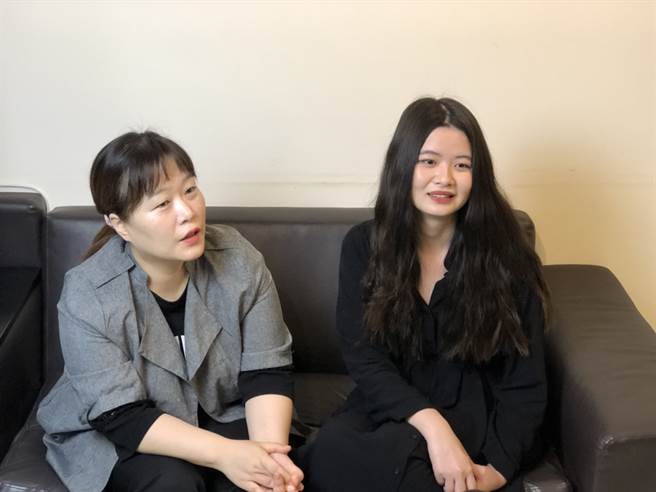 醒吾德成韩语教育中心主任金圣姬(左)对于王雅雯(右)韩语能力表示肯定，推荐她去参加韩语演讲比赛。(醒吾科大提供)