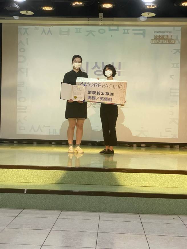 醒吾观光系王雅雯(左)不畏惧其他大学参赛的韩语系学生，充满自信的演讲勇夺第三名。 (醒吾科大提供)
