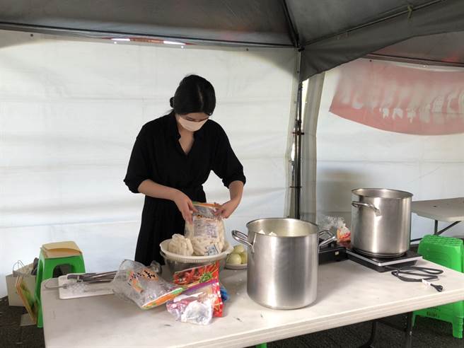 醒吾科技大学正举办营造友善校园系列活动，王雅雯协助金圣姬老师一起烹饪韩国美食。(醒吾科大提供)