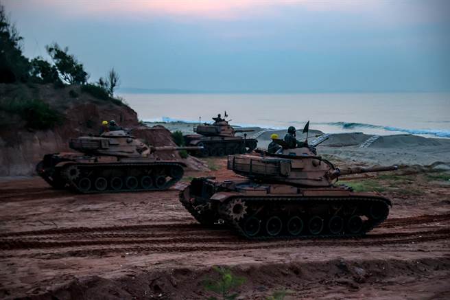 布坎南认为，台湾更大的问题是年轻人愈来愈不愿意服兵役。这样的情况如果持续恶化，情势恐怕无可避免会改变。图为汉光操演。(图/中央社)
