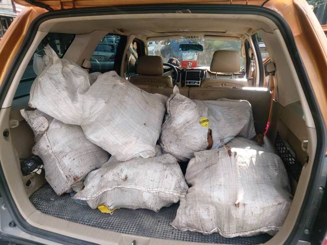     南投县政府警察局仁爱分局掌握山老鼠集团做案情资，28日动员大批警力在分局前拦检，查获1辆休旅车内满载7名越南籍逃逸移工及约130公斤树瘤。（中央社提供）