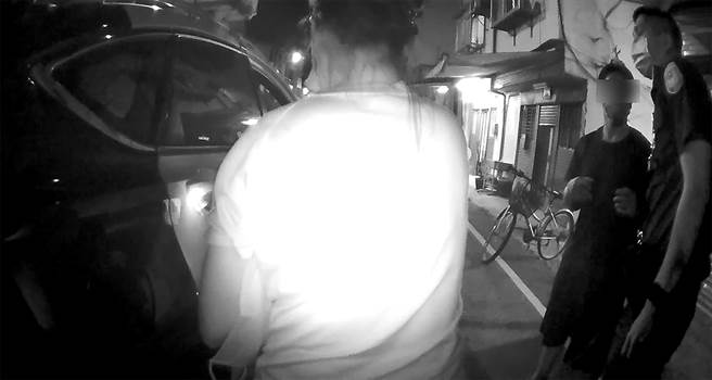 陈妇自称是篮球国手，刚回国却忘了自己的家在哪里，台中市警局第二分局育才派出所用巡逻车送她回家。（中市警局第二分局提拱／黄国峰台中传真）