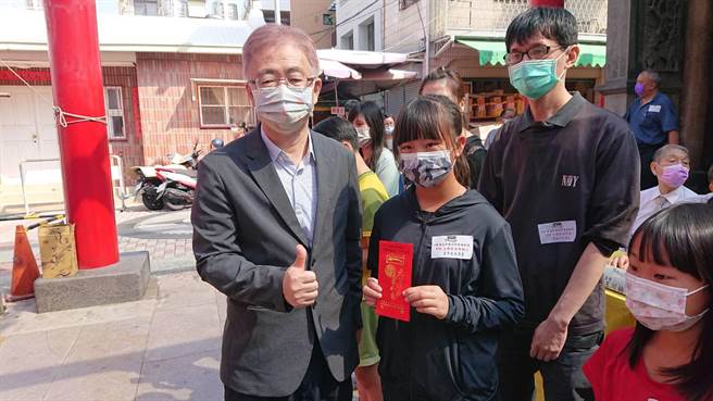 天坛连续27年举办奖助学金，每年颁出300多万元，获地方政府重视，台男市教育局副局长王崑源到场颁奖给学生。（程炳璋摄）