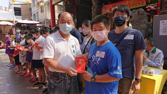 台南市议员许至椿参加天坛奖助学金颁奖，受邀为获奖学生颁发奖金。（程炳璋摄）