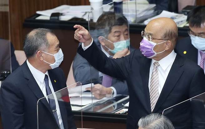 左為國防部長邱國正、右為行政院長蘇貞昌。（姚志平攝）