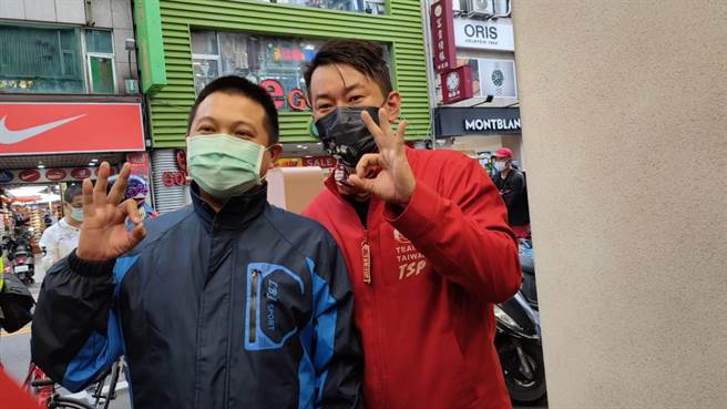 被罢免的前立委陈柏惟29日从立院出发，骑单车一路南下台中，首站抵达桃园。（赖佑维摄）