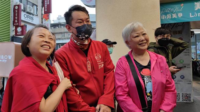 被罢免的前立委陈柏惟29日从立院出发，骑单车一路南下台中，首站抵达桃园。（赖佑维摄）