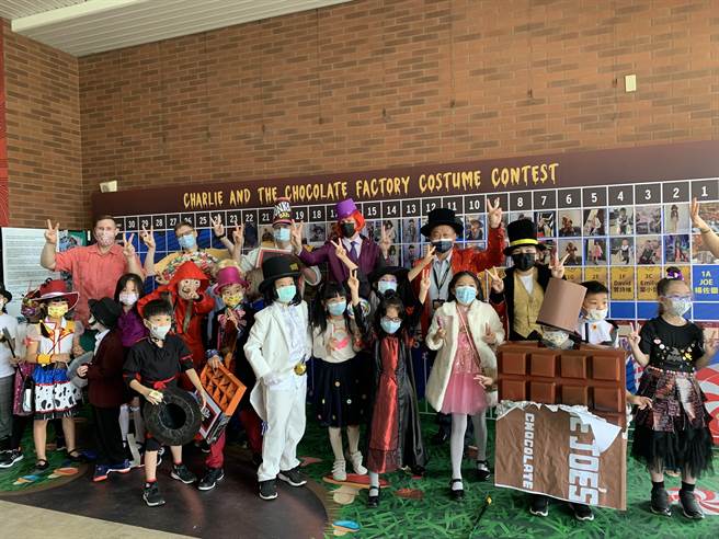 葳格国际学校小学部配合万圣节，特别以巧克力工厂为主题，举办变装闯关活动，校园内洋溢热闹气氛。(林欣仪摄)