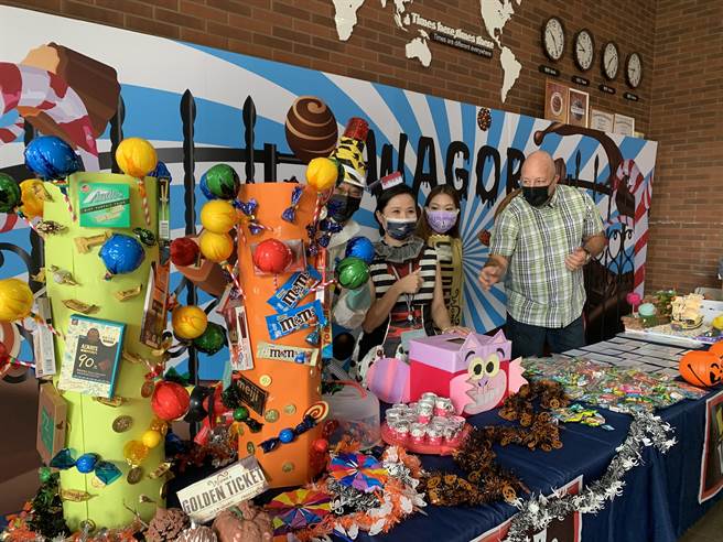 葳格国际学校小学部配合万圣节，特别以巧克力工厂为主题，举办变装闯关活动，校园内洋溢热闹气氛。(林欣仪摄)