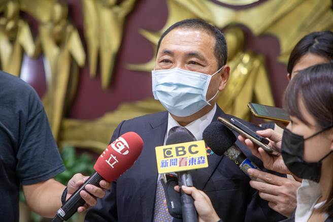 新北市长侯友宜下午至新北市议会接受总质询时受访表示，保家卫国是每一个人应尽的责任也是一个义务。（陈慰慈摄）