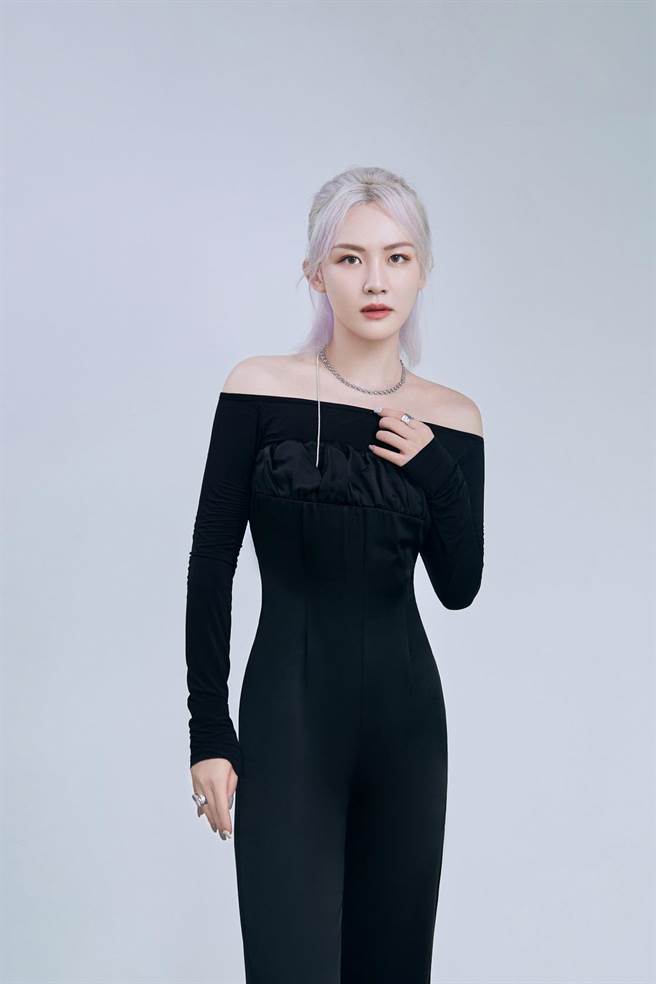 陈梓童推出首张翻唱EP《关于她》。（环球提供）