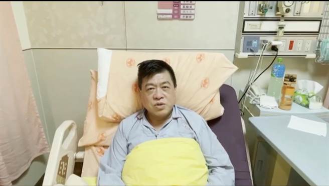 孙德荣今在病榻上亲录影片。（经纪人提供）