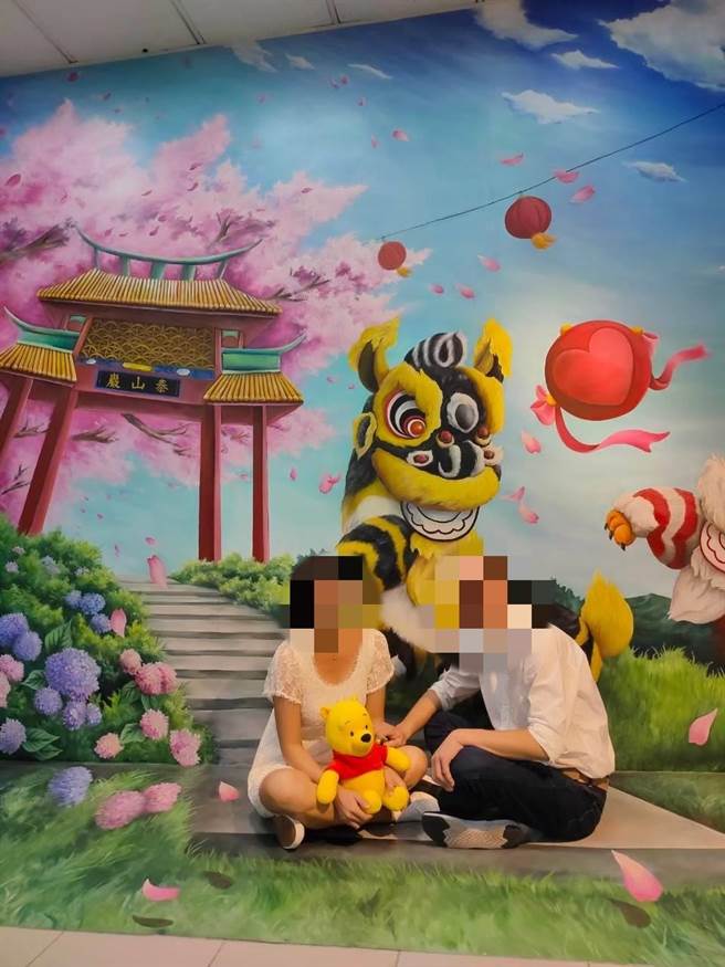 新北市议员张维倩表示，结婚一生只有一次，但新北各区户政事务所的结婚墙的美学质感有待提升，极需改革。（民眾提供）