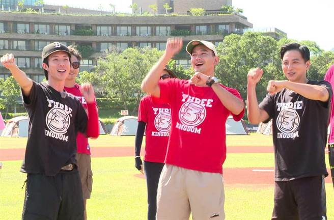 廖允杰（左起）、威廉以及杨奇煜尷尬跳《模范棒棒堂》开场舞。（台视提供）