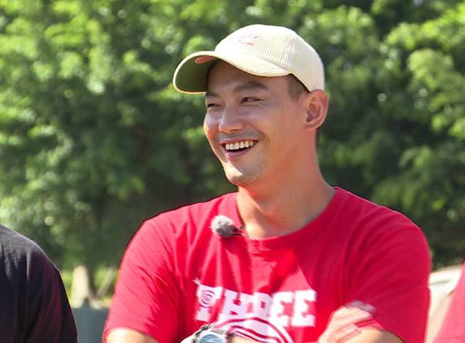 威廉开心与昔日战友玩游戏闯关。（台视提供）