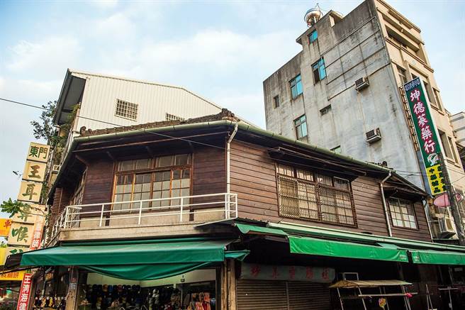 嘉義市公明路木造老屋卸妝整修後，重現風華。（嘉義市政府提供）